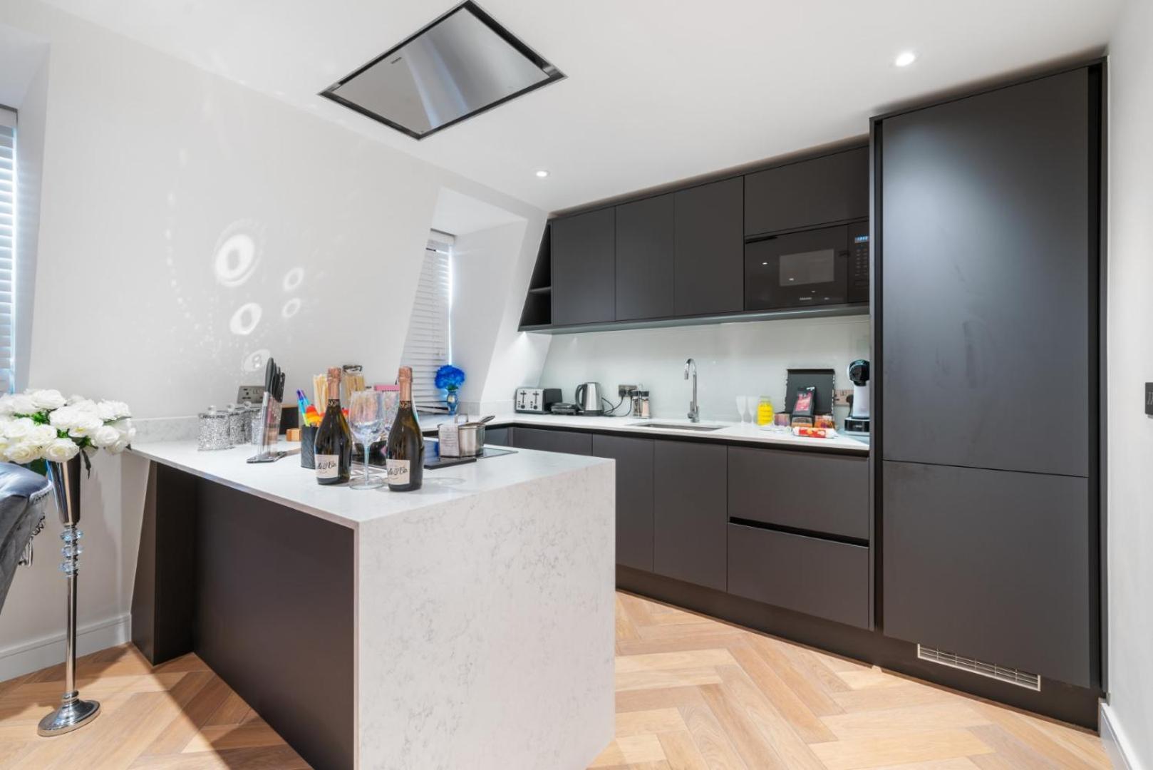 Stunning 1-Bedroom Penthouse In Marble Arch 72 Londra Esterno foto