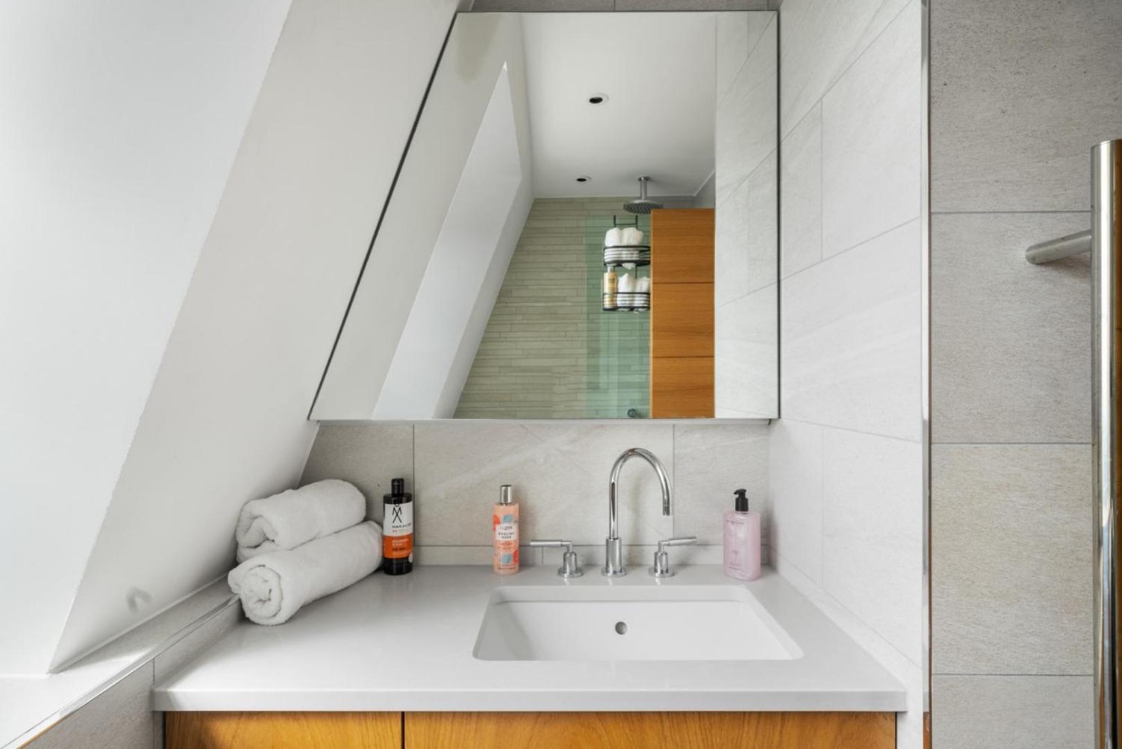 Stunning 1-Bedroom Penthouse In Marble Arch 72 Londra Esterno foto