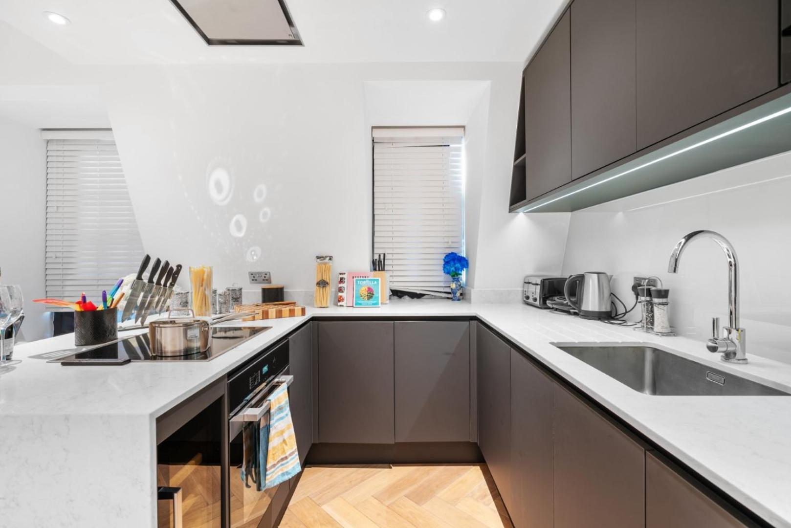 Stunning 1-Bedroom Penthouse In Marble Arch 72 Londra Esterno foto